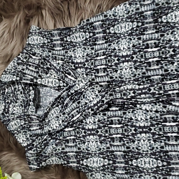 Black White Gray Sleeveless Top with Scarf in Front - Picture 3 of 4